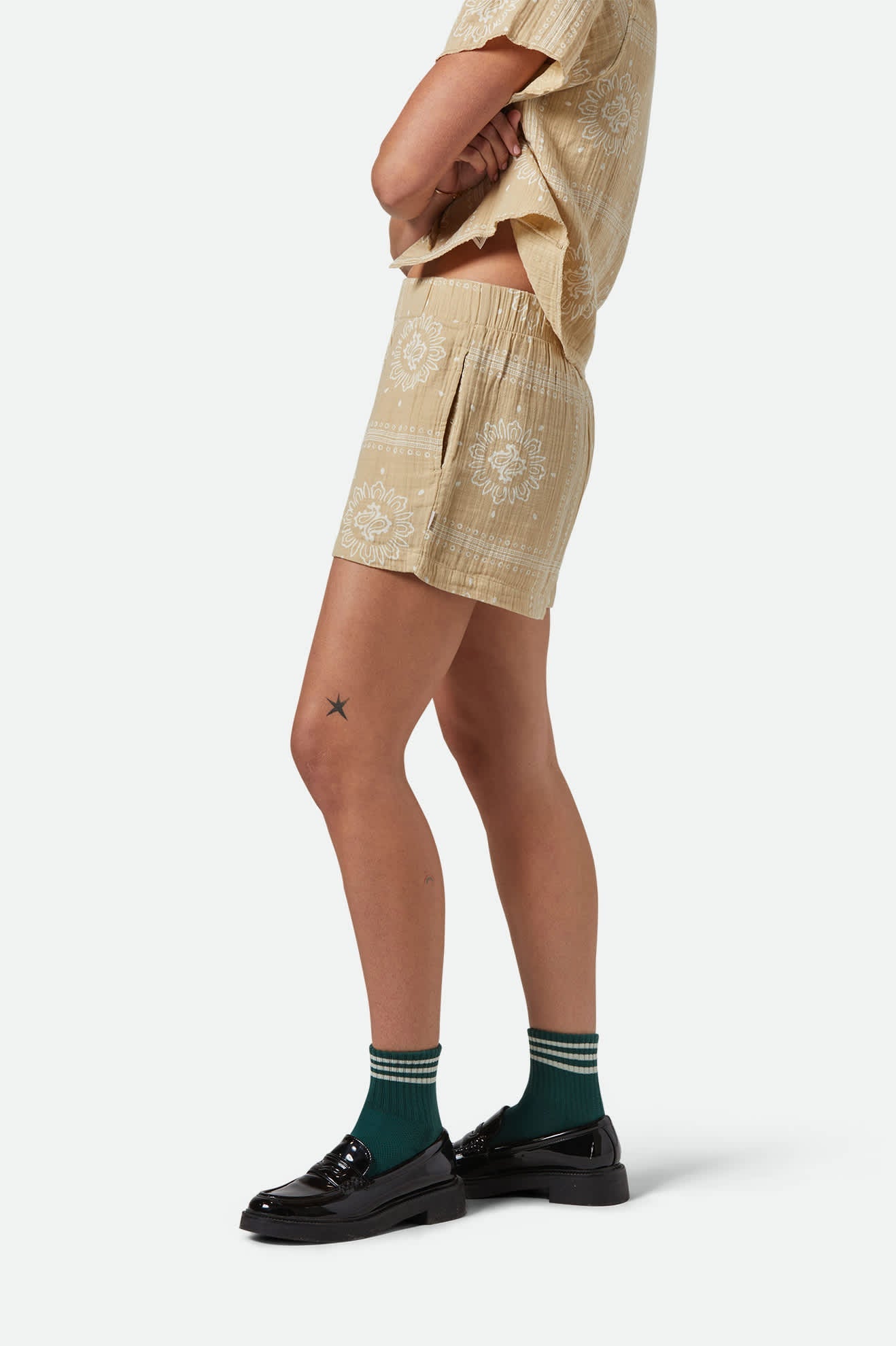 Women's Wandering Short in Pale Khaki Bandana